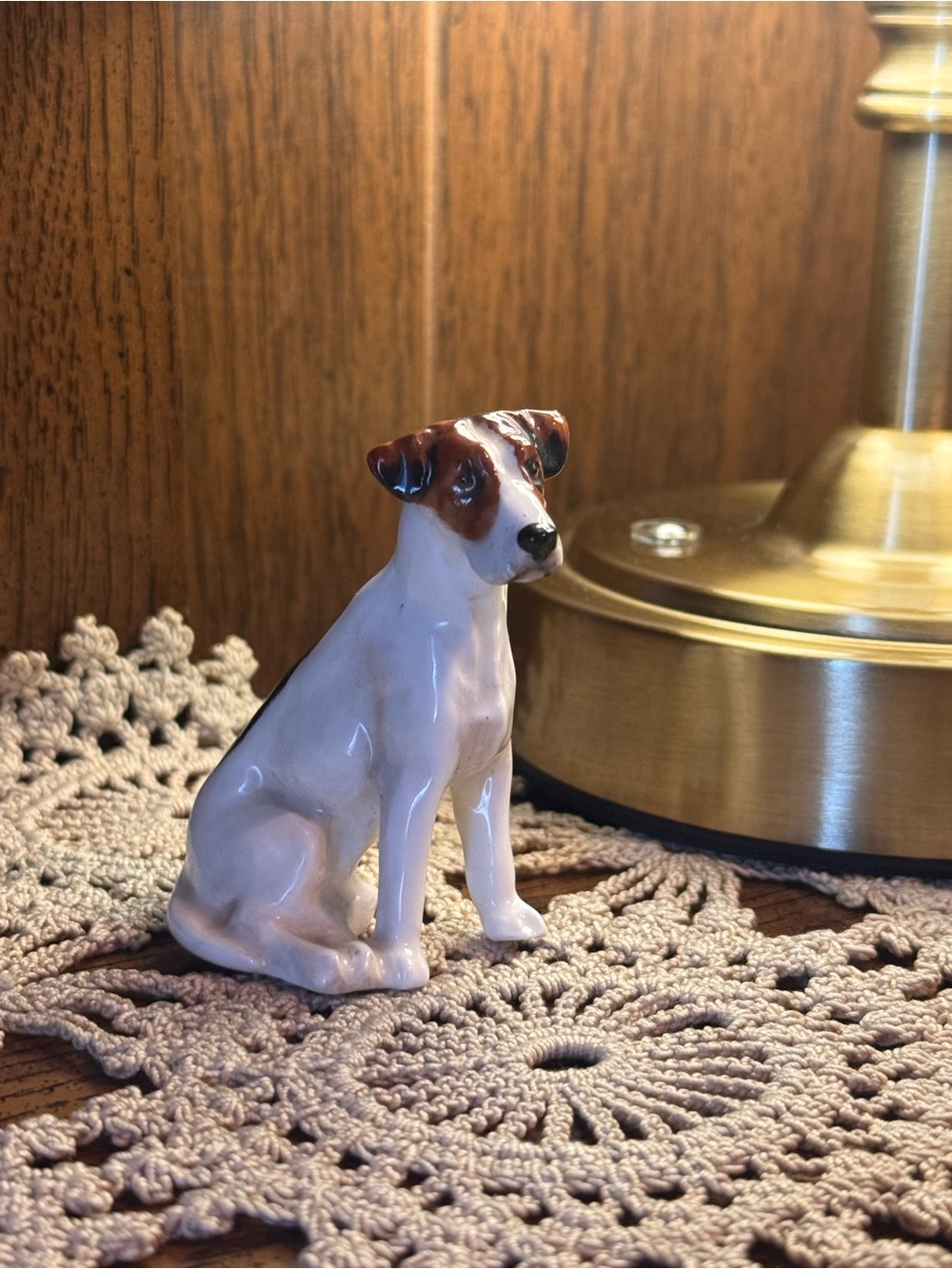 Royal Doulton Porcelain American Foxhound Figurine - White and Brown
